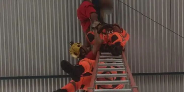 Jovem fica preso em estrutura a 15 metros de altura em quadra e é resgatado