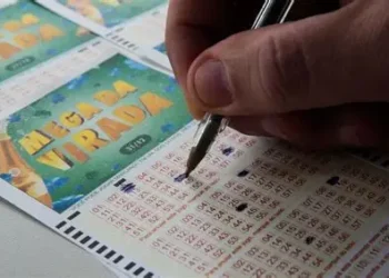 Grupo aposta R$ 13 milhões e tenta prêmio de R$ 1 bilhão na Mega da Virada