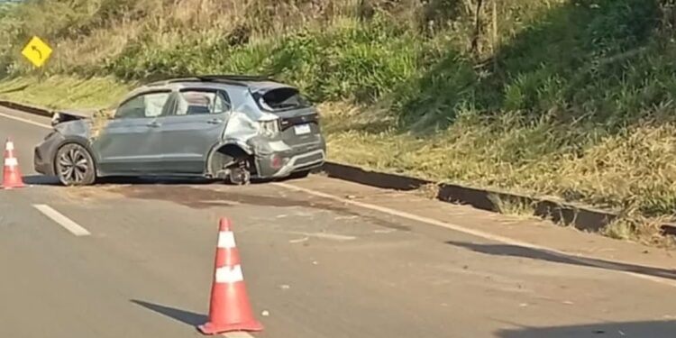 Motorista capota carro na MGC-491 entre Paraguaçu e Alfenas