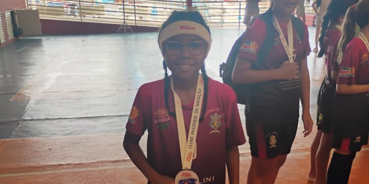 Artilheira Ester marca 9 gols e garante vitória ao time em Campeonato de futsal