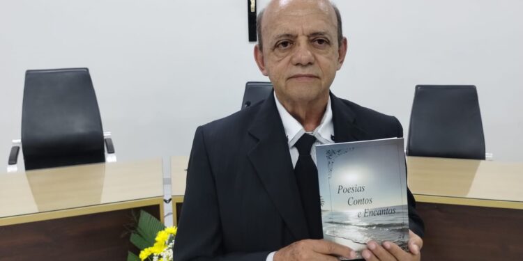 VÍDEO: Carmelitano realiza noite de autógrafos do livro “Poesias, Contos e Encantos”