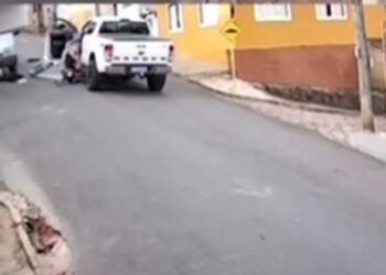 VÍDEO| Câmera flagra acidente entre moto e caminhonete