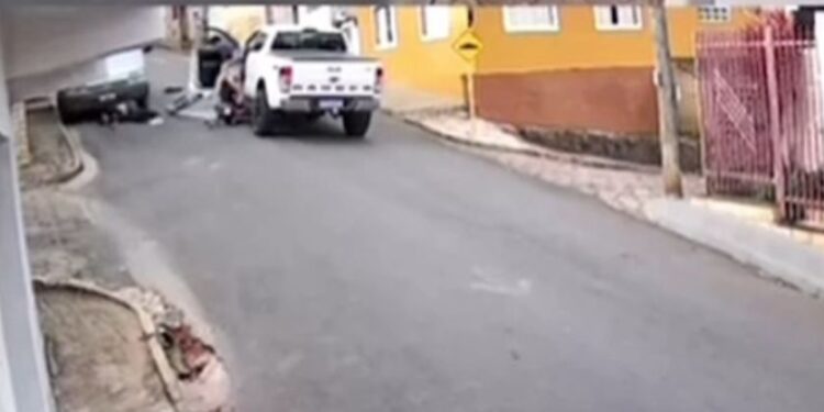 VÍDEO| Câmera flagra acidente entre moto e caminhonete