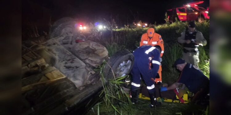 Carro capota na MG-184 entre Areado e Alterosa e deixa três mulheres feridas