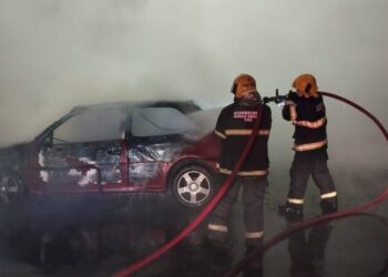Bombeiros combatem incêndio em veículo após colisão em ponte