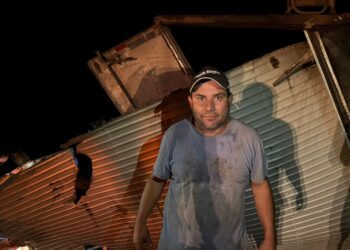 VÍDEO| Caminhão cai em barranco entre Conceição e Carmo e motorista pede ajuda para recuperar prejuízo