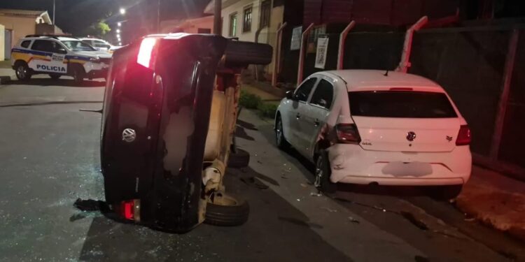 Batida entre carros deixa mulher ferida e veículo tombado