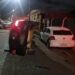 Batida entre carros deixa mulher ferida e veículo tombado