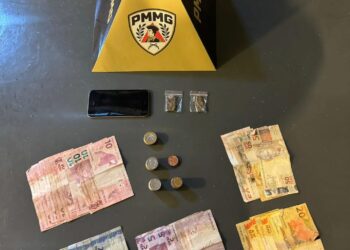 Adolescentes fogem ao avistarem a PM e são pegos com drogas