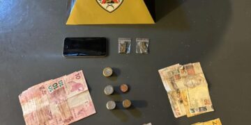 Adolescentes fogem ao avistarem a PM e são pegos com drogas