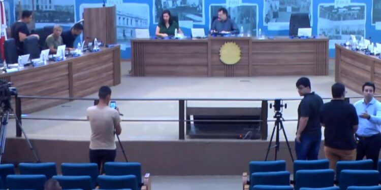 CPI do Natal aponta possíveis irregularidades em gastos com decoração em cidade de Minas