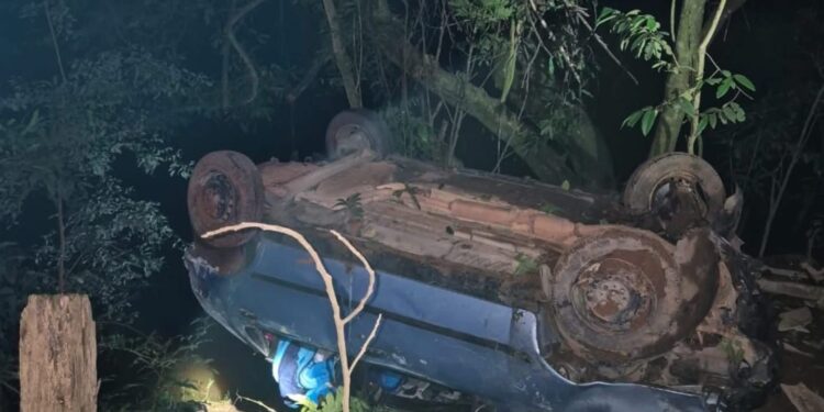 Carro capota em rodovia com três crianças a bordo; veja a situação