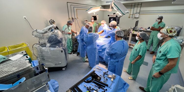 IMAGENS: Santa Casa de Passos realiza primeira cirurgia robótica ortopédica com acesso pelo SUS
