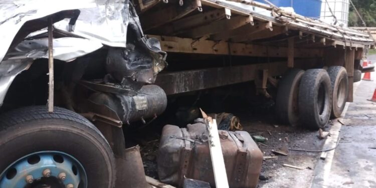 ACIDENTE – Carreta perde o controle e atinge carros em rodovia