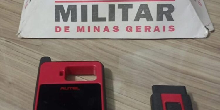 PM apreende equipamento para clonar chaves de veículos em Alfenas