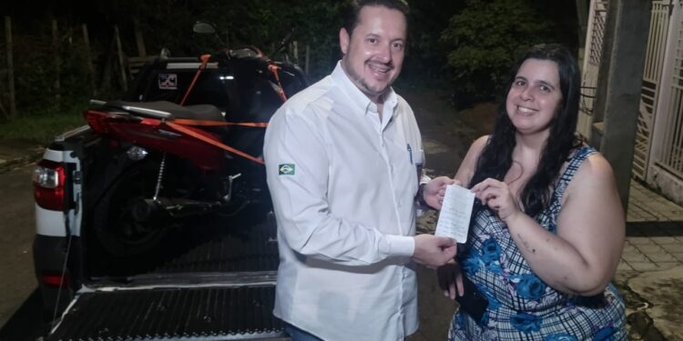 VÍDEO: Supermercado Irmãos Lima Realiza Sorteio Especial de Fim de Ano e Entrega Moto Jet 50S para Angelita