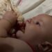 Vídeo| Bebê tenta morder frango vivo e internautas dizem: “assim que nasce um mineiro raiz”