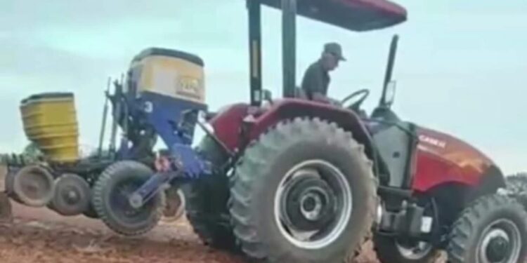 Trator com plantadeira é furtado em Alterosa, polícia faz busca na região
