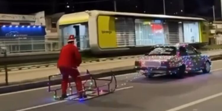 Vídeo mostra Papai Noel em trenó puxado por Chevette