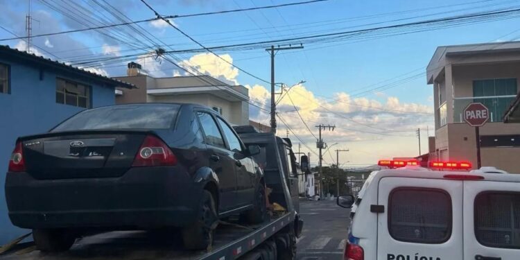 Veículo furtado há quase 10 anos é recuperado em Conceição da Aparecida