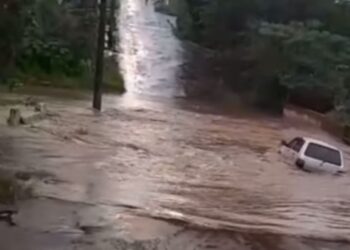 VÍDEO| Chuva intensa provoca alagamentos e destrói ruas em Alfenas