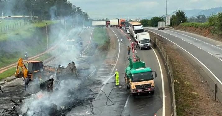 Carreta pega fogo e interdita Fernão Dias em Estiva