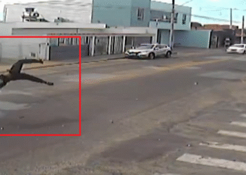 VÍDEO: Câmeras registram mototaxista sendo arremessado em grave acidente em Passos