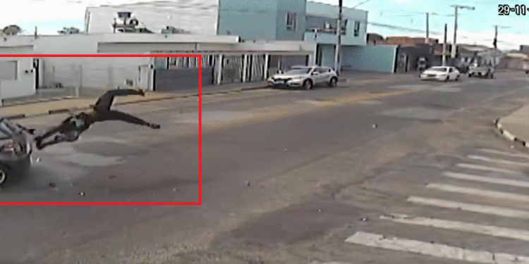 VÍDEO: Câmeras registram mototaxista sendo arremessado em grave acidente em Passos