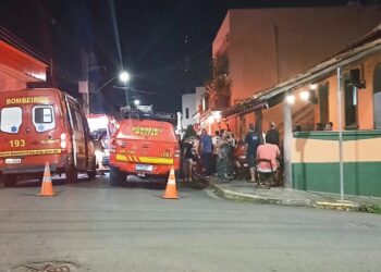 Motorista perde controle de veículo e atropela pessoas em bar no Centro de Alfenas