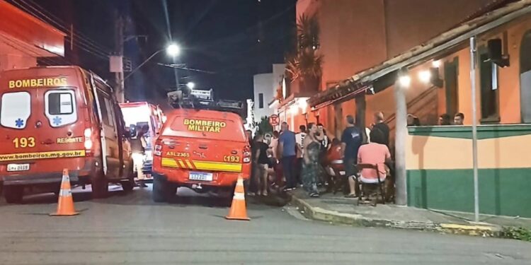 Motorista perde controle de veículo e atropela pessoas em bar no Centro de Alfenas