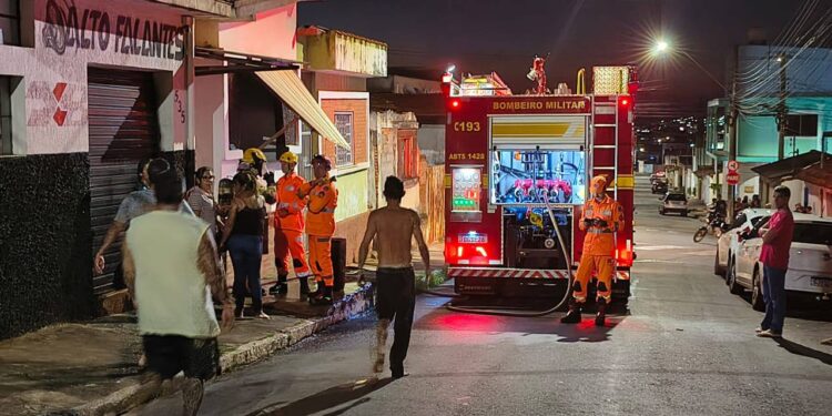 Homem é detido após incendiar casa da ex-companheira com filhos em Alfenas (MG)