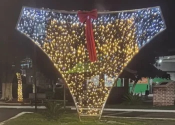 Calcinha gigante enfeitada para o Natal em Monte Belo, viraliza na internet