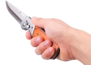 Polícia prende jovem suspeito de matar a mãe com golpes de canivete na zona rural