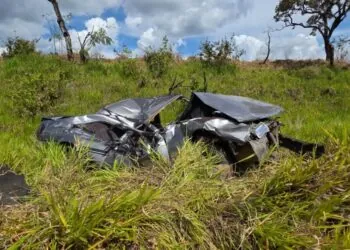 Casal de idosos é resgatado após capotamento