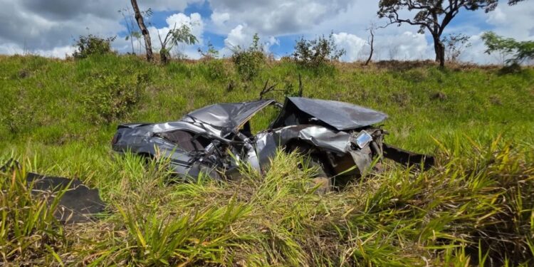 Casal de idosos é resgatado após capotamento