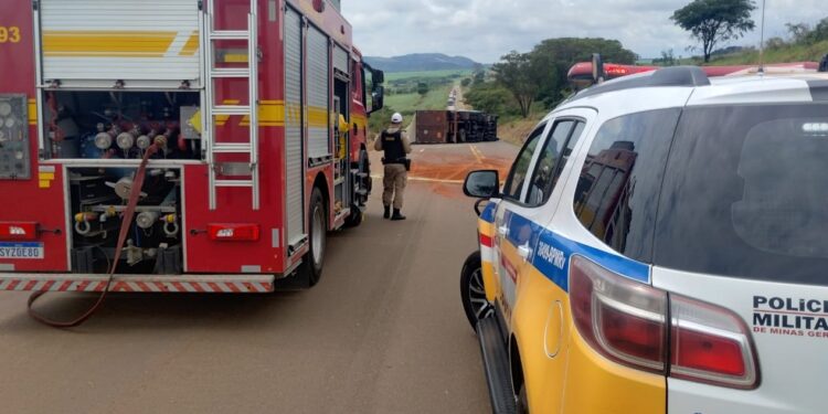 VÍDEO | Caminhão com carga inflamável tomba na MG-184 e interdita rodovia em Carmo do Rio Claro