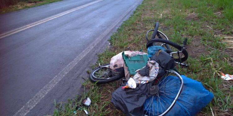 Ciclista de 55 anos morre após ser atingido por veículo não identificado próximo a Alterosa (MG)