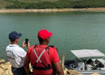 Bombeiros seguem buscas por homem desaparecido após barco afundar na Represa de Furnas, em Guapé