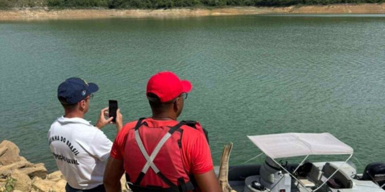 Bombeiros seguem buscas por homem desaparecido após barco afundar na Represa de Furnas, em Guapé