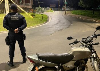 Guarda Civil Municipal recupera motocicleta furtada e apreende dois menores durante a madrugada