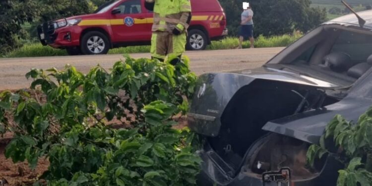 Colisão na MG-267 mobiliza Corpo de Bombeiros e SAMU; três pessoas ficam feridas