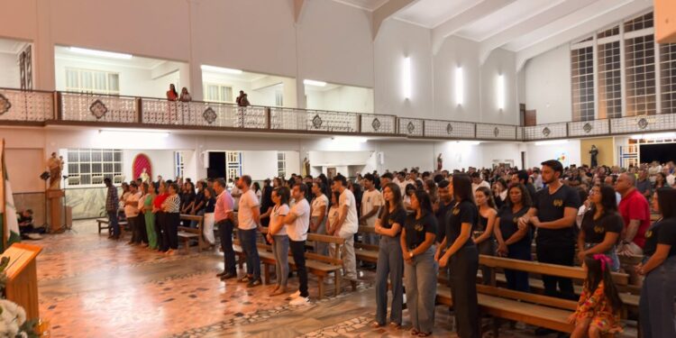 Missa de Formatura celebra conquistas dos alunos do Colégio Monsenhor Mário na Matriz Nossa Senhora do Carmo