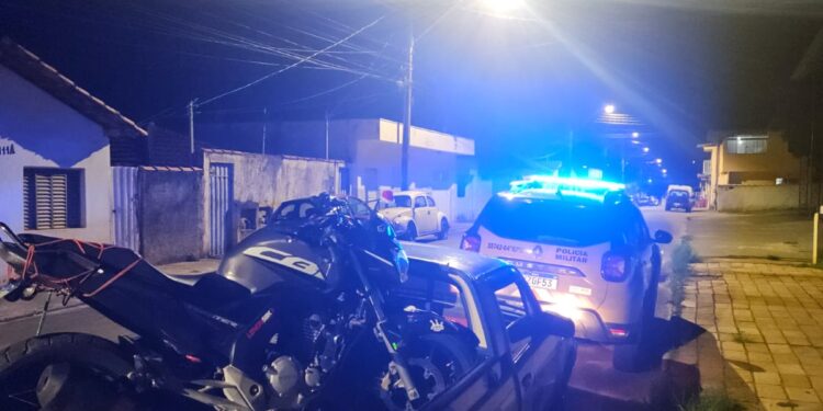 CARMO DO RIO CLARO | Condutor não habilitado é detido pela PM após empinar motocicleta em via movimentada