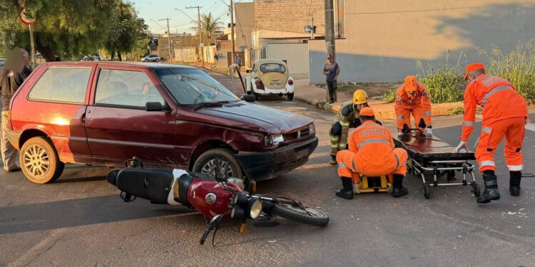 Motociclista fica ferido em colisão no cruzamento da Benjamin Constant com Castro Alves, em Alfenas