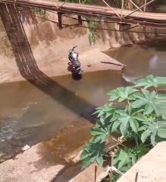 Motociclista cai em córrego ao tentar atravessar pinguela entre os bairros Polivalente e Coimbras em Passos