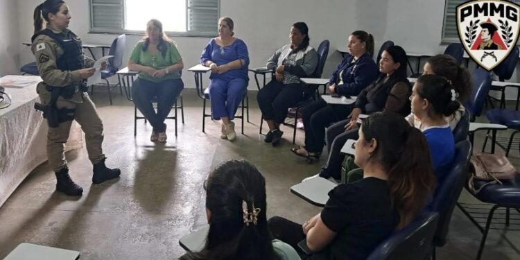 PMMG de Alterosa realiza reunião com a Rede de Mulheres Protegidas para fortalecer ações contra a violência doméstica