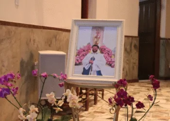 VÍDEO: Comunidade presta homenagem ao padre Júlio em missa de sétimo dia