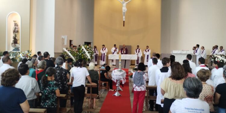 VÍDEO | Despedida emocionante ao Pároco Júlio César Agripino reúne centenas de fiéis em Carmo do Rio Claro