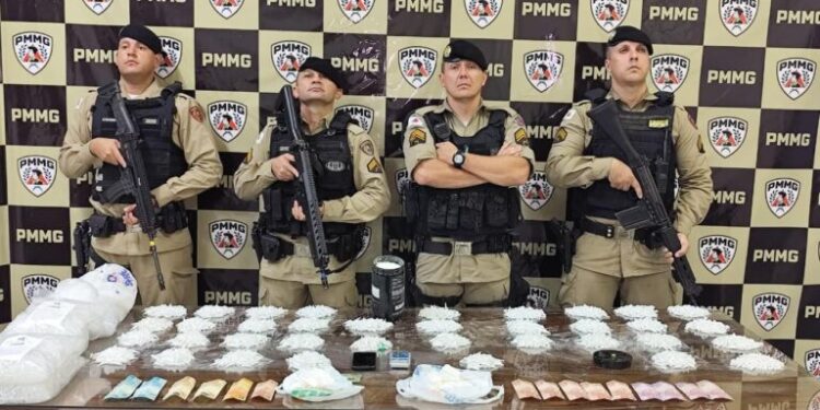 PM apreende mais de 3,5 mil pinos de cocaína em Passos