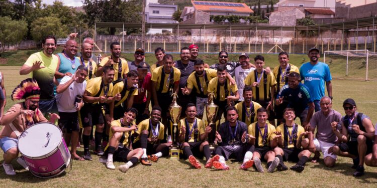 VÍDEO | Rosário brilha em dose dupla e conquista as finais do Municipal de Futebol 2025 em Carmo do Rio Claro (MG)